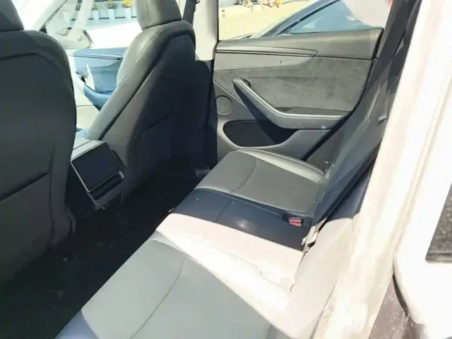 Tesla Model Y — Фото автомобиля 16