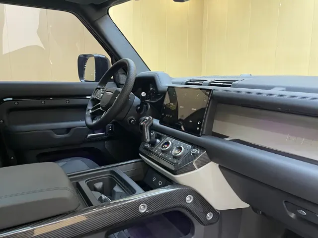 Land Rover Defender — Фото автомобиля 12