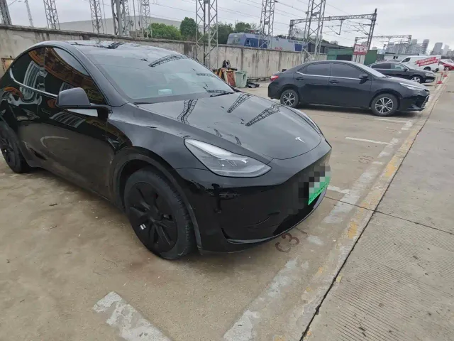 Tesla Model Y — Фото автомобиля 3