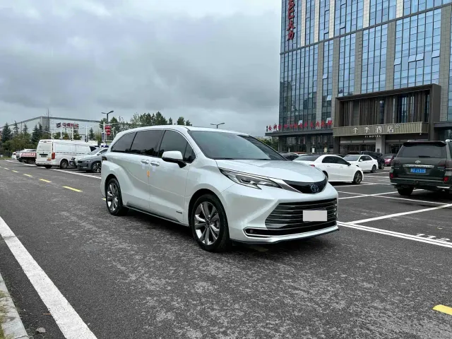 Toyota Sienna — Фото автомобиля 3