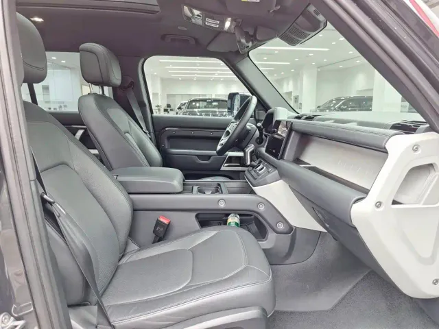 Land Rover Defender — Фото автомобиля 10
