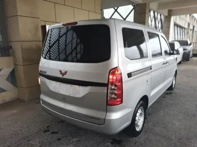 Wuling Hongguang V — Фото автомобиля 6