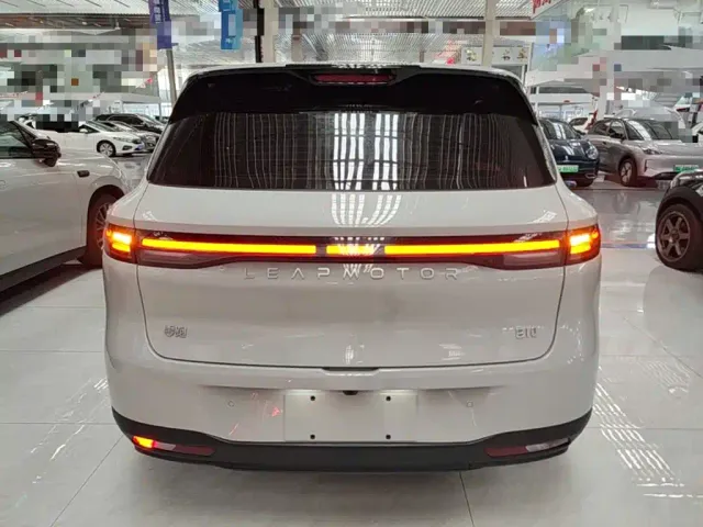 Leapmotor B10 — Фото автомобиля 5
