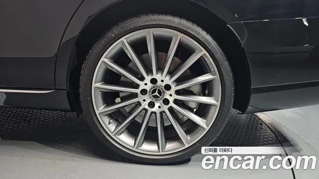 Mercedes-Benz E-Class — Фото автомобиля 17