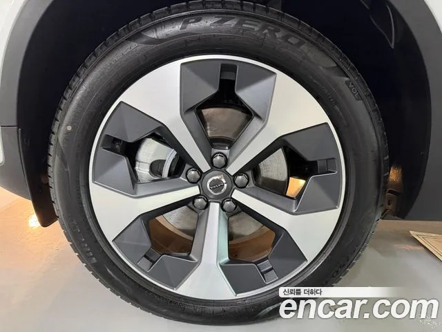 Volvo XC40 — Фото автомобиля 5