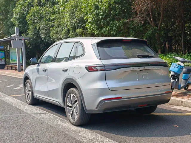 Geely Galaxy Starship 7 EM-i — Фото автомобиля 5