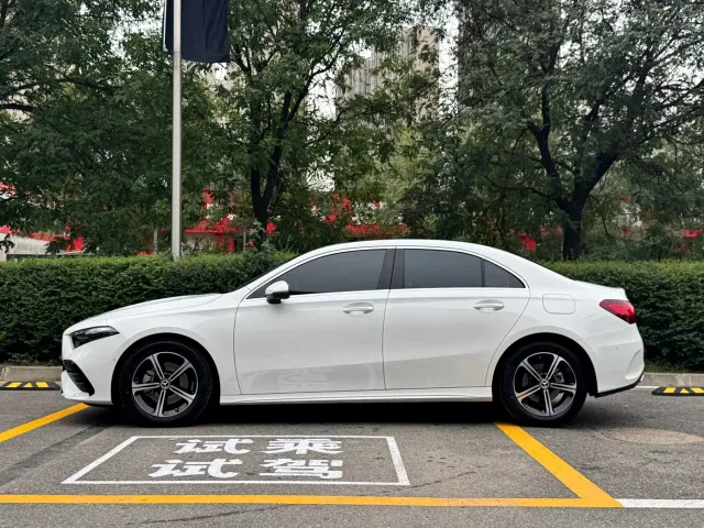 Mercedes-Benz Mercedes-Benz A-Class 2025 Facelift A 200 L Fashion Edition — Фото автомобиля 4