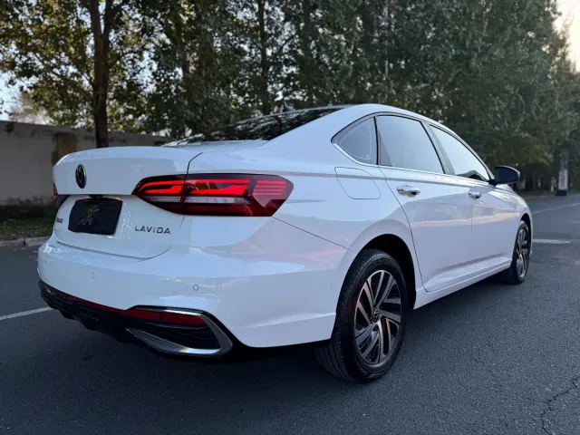 Volkswagen Lavida — Фото автомобиля 5