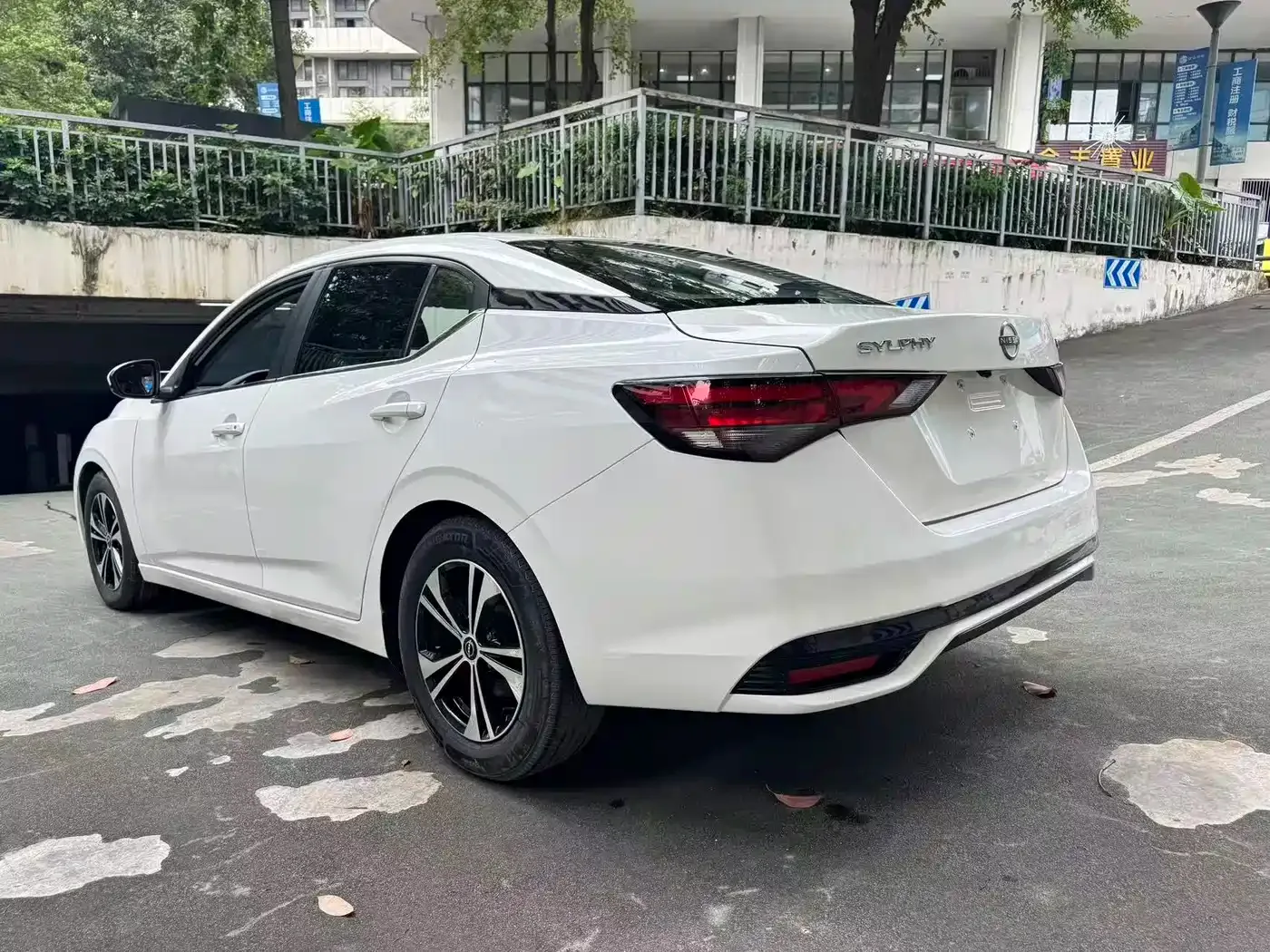 Nissan Sylphy 2023 1.6L CVT Deluxe Edition — Фото автомобиля 13
