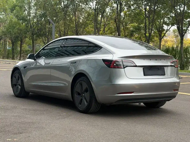 Tesla Model 3 — Фото автомобиля 4