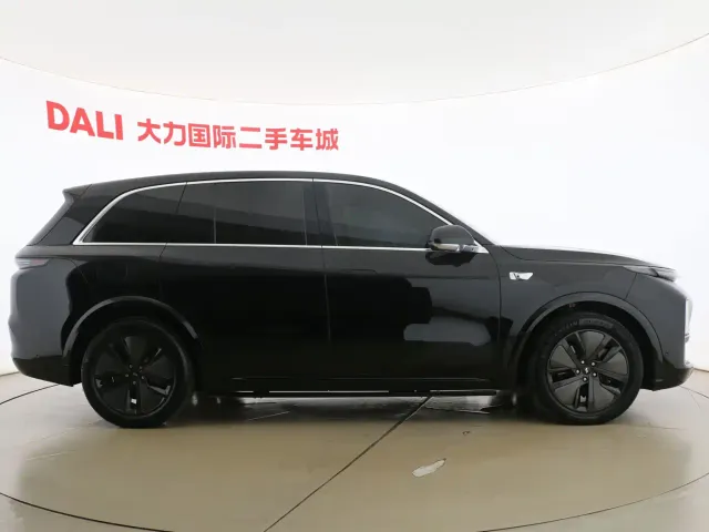 Li Auto L8 — Фото автомобиля 11