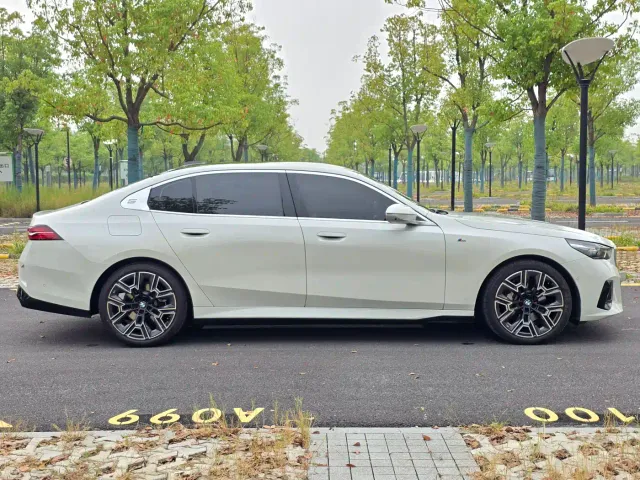 BMW 5 Series — Фото автомобиля 7