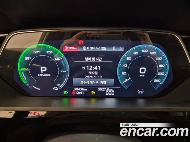 Audi e-tron — Фото автомобиля 8