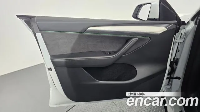 Tesla Model Y — Фото автомобиля 13