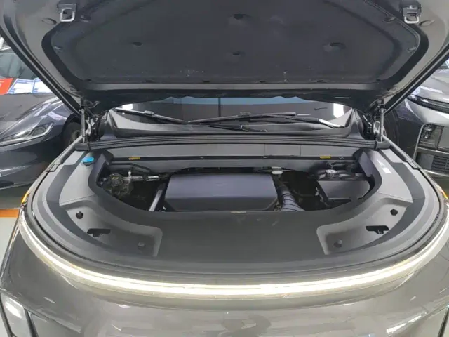 Li Auto L8 — Фото автомобиля 19