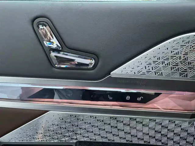 BMW i7 M70L — Фото автомобиля 10