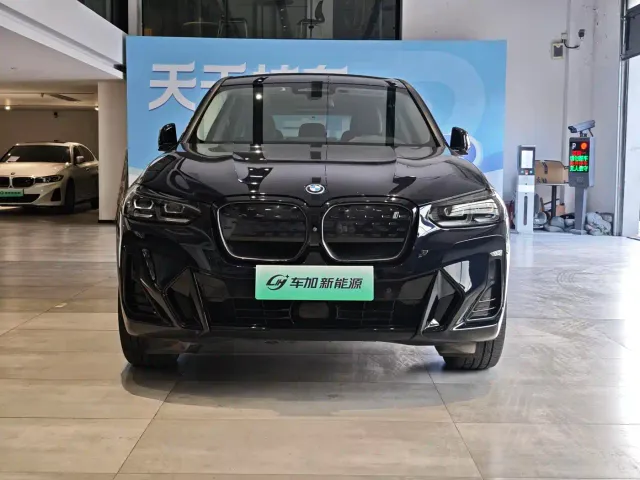 BMW iX3 — Фото автомобиля 2