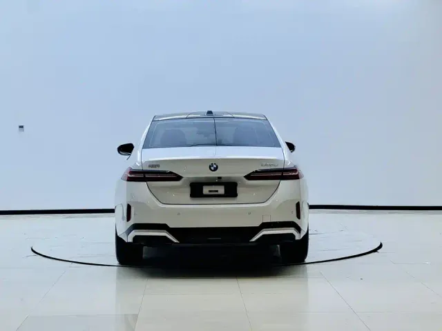 BMW 5 Series — Фото автомобиля 14