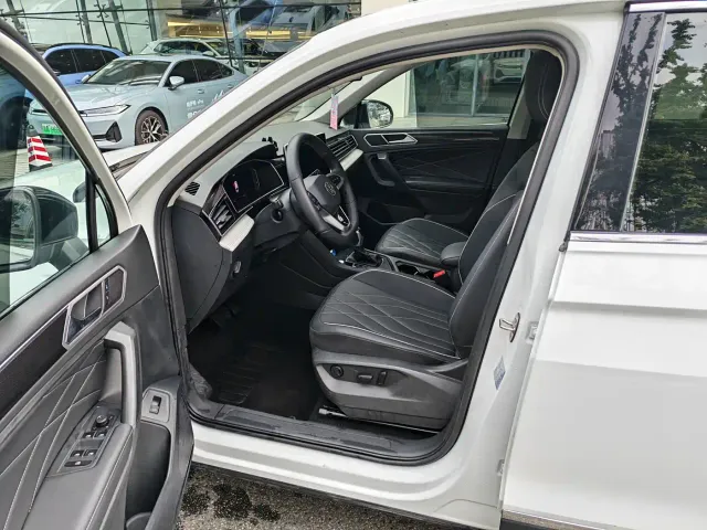 Volkswagen Tiguan L — Фото автомобиля 15