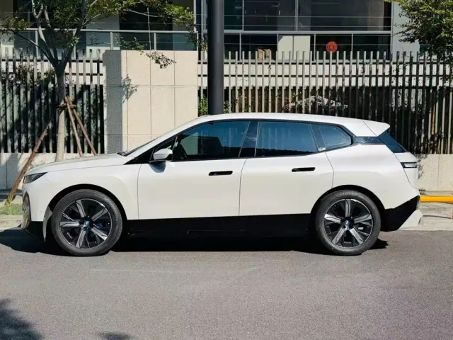BMW iX — Фото автомобиля 2