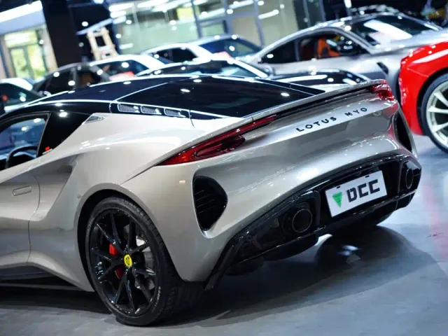 Lotus Emira — Фото автомобиля 6