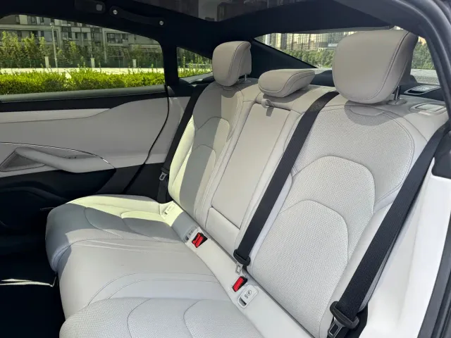 Xiaomi SU7 — Фото автомобиля 8