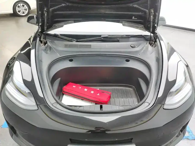 Tesla Model 3 — Фото автомобиля 10
