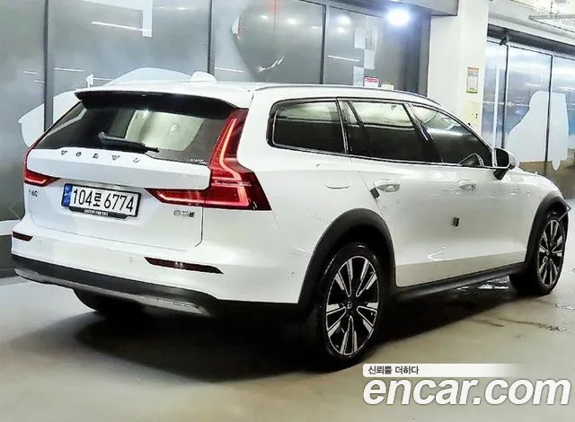 Вольво V60 V60 Cross Country 2 поколение B5 Ultimate AWD — Фото автомобиля 4