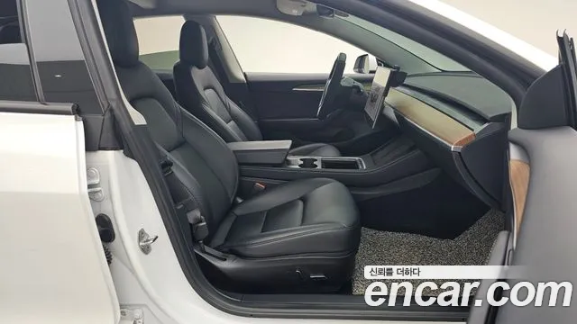 Tesla Model 3 — Фото автомобиля 12