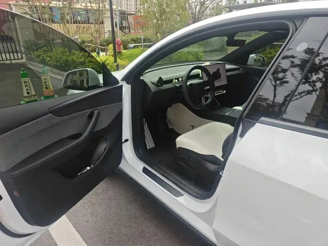 Tesla Model Y — Фото автомобиля 12