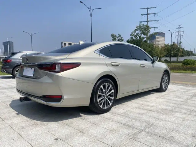 Lexus ES — Фото автомобиля 9