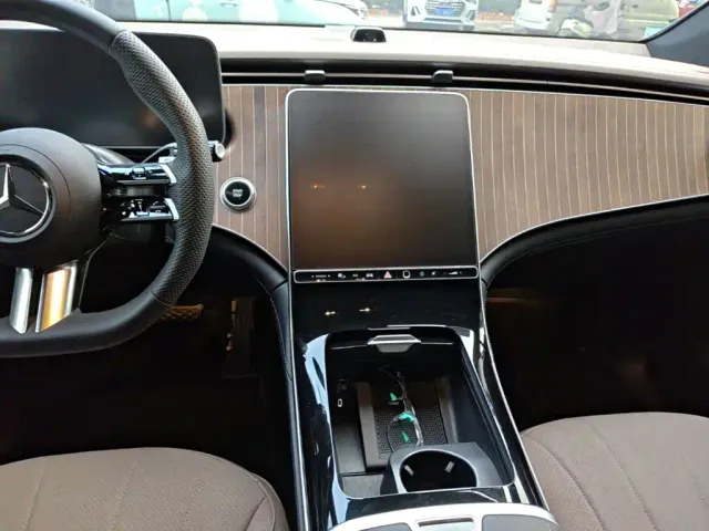 Mercedes-Benz EQE SUV — Фото автомобиля 12