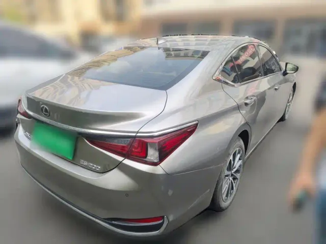 Lexus ES — Фото автомобиля 4