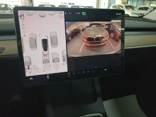 Tesla Model Y — Фото автомобиля 12