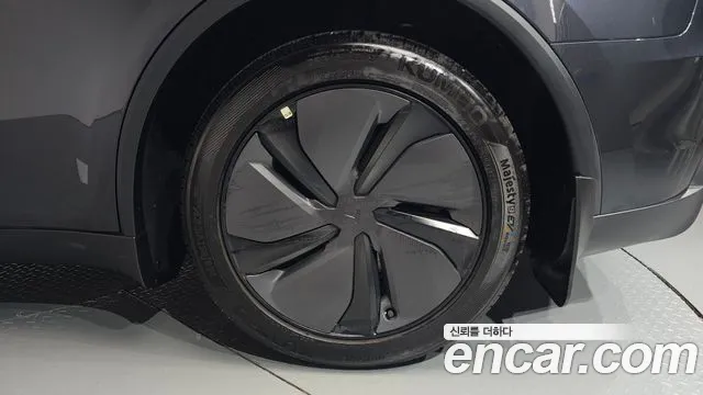 Tesla Model Y — Фото автомобиля 21