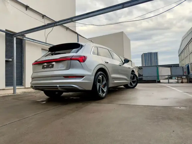 Audi e-tron — Фото автомобиля 9