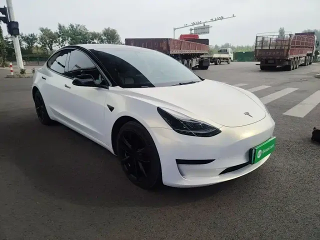 Tesla Model 3 — Фото автомобиля 3