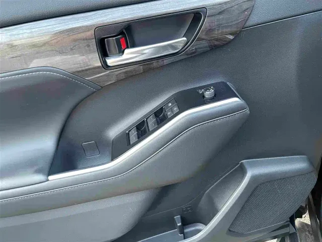 Toyota Crown Kluger — Фото автомобиля 10