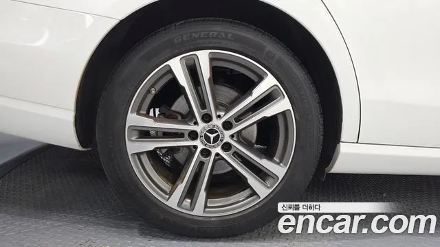Mercedes-Benz E-Class — Фото автомобиля 5