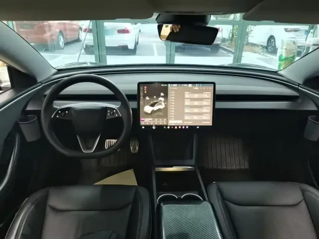 Tesla Model 3 — Фото автомобиля 9