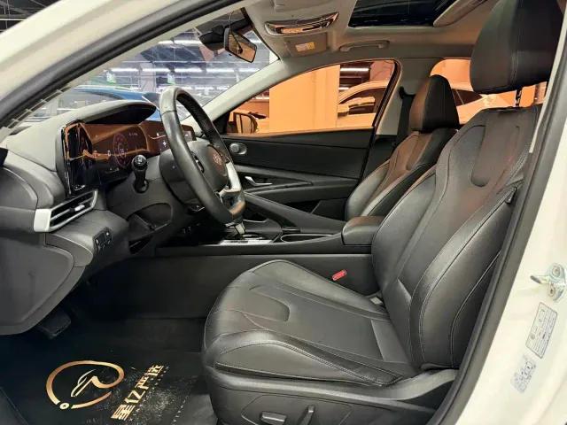 Hyundai Elantra — Фото автомобиля 14