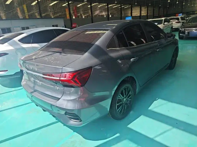 Roewe i5 — Фото автомобиля 6
