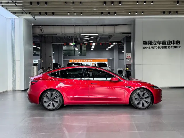 Tesla Model 3 — Фото автомобиля 5