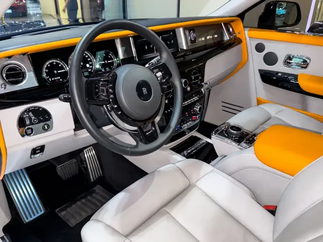 Rolls-Royce Phantom — Фото автомобиля 8