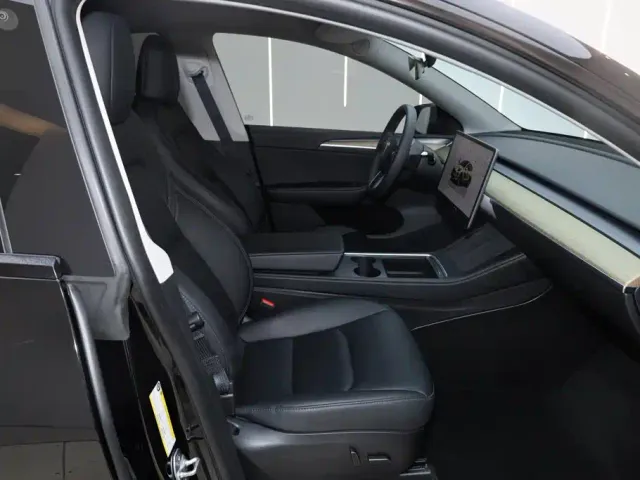 Tesla Model Y — Фото автомобиля 13