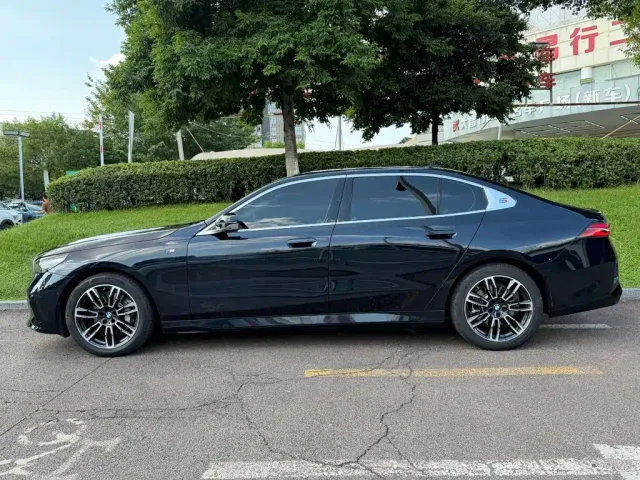 BMW 5 Series — Фото автомобиля 3