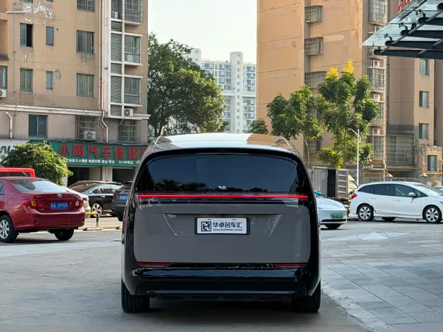 Li Auto MEGA — Фото автомобиля 5