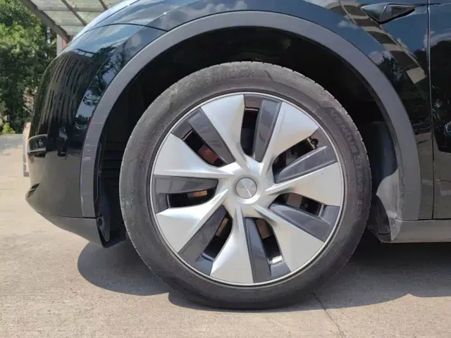 Tesla Model Y — Фото автомобиля 14