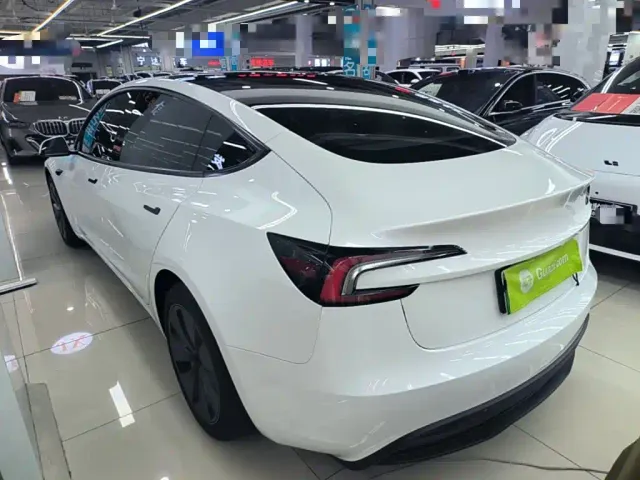 Tesla Model 3 — Фото автомобиля 4