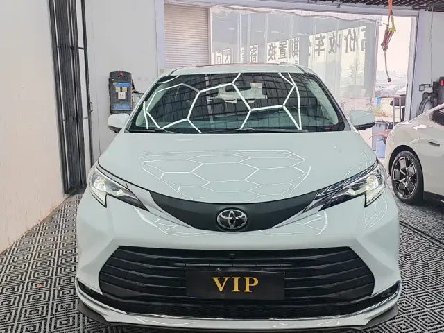 Toyota Sienna — Фото автомобиля 2